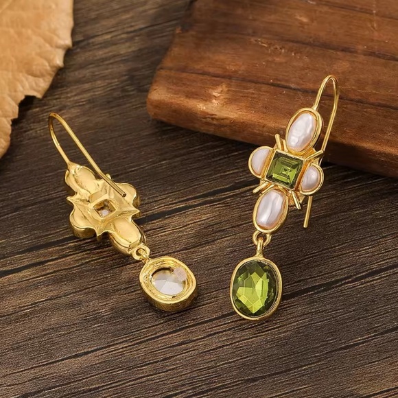 Anthro Asymmetric Green Crystal & Pearl Earrings – Gold Artistic Dangle Design - Picture 4 of 9
